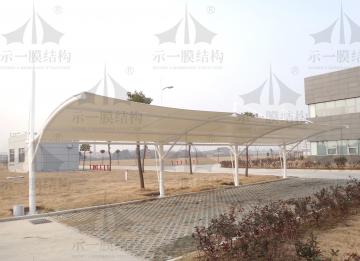 下雨天的膜結(jié)構(gòu)停車(chē)棚有種神秘的力量